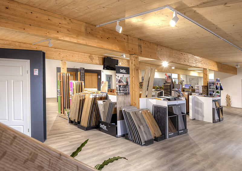  Showroom bei Schwabenholz in Mertingen mit einer Auswahl an Bodenbelägen wie Parkett, Vinyl und Designböden in Musterständern.
