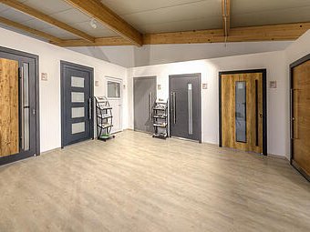 Heller Ausstellungsraum der Schwabenholz GmbH mit mehreren modernen Türen in Holz- und Glasausführungen.