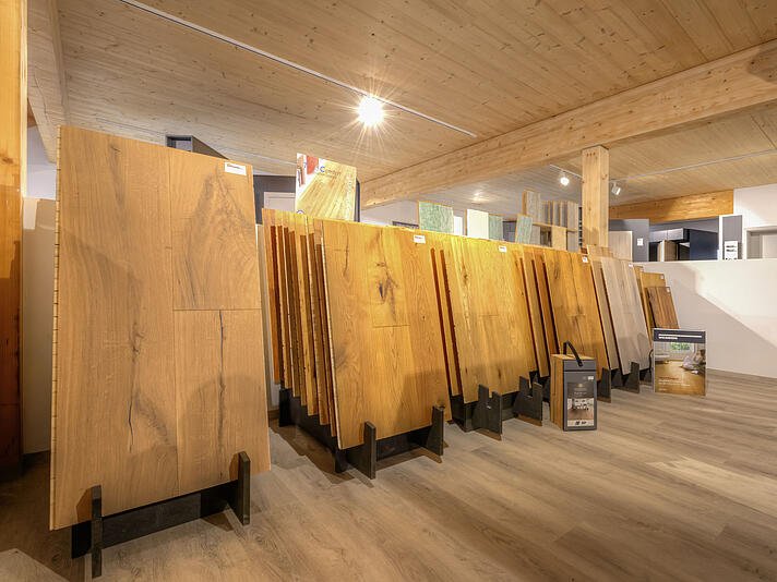  Parkett- und Echtholzboden-Muster in Holzoptik bei Schwabenholz GmbH in Mertingen, ausgestellt in einem hellen Showroom.