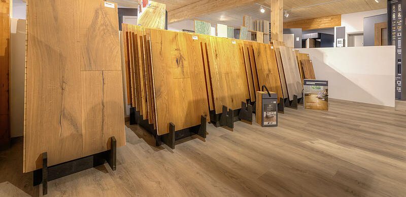  Parkett- und Echtholzboden-Muster in Holzoptik bei Schwabenholz GmbH in Mertingen, ausgestellt in einem hellen Showroom.