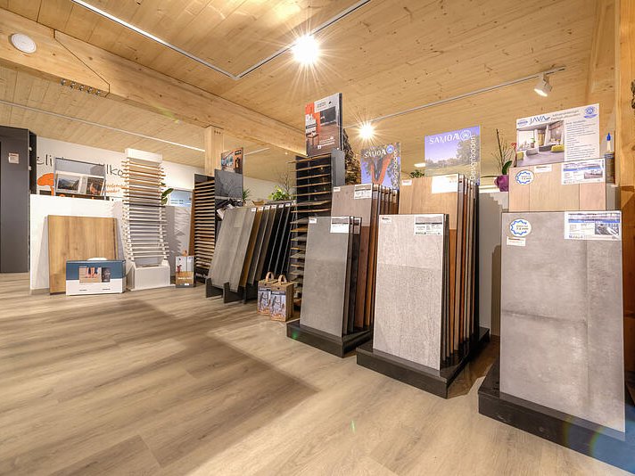  Ausstellung von Vinyl- und Designbodenbelägen bei Schwabenholz GmbH in Mertingen, mit Mustertafeln in einem hellen Showroom.