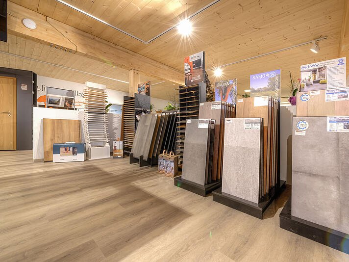  Ausstellung von Vinyl- und Designbodenbelägen bei Schwabenholz GmbH in Mertingen, mit Mustertafeln in einem hellen Showroom.