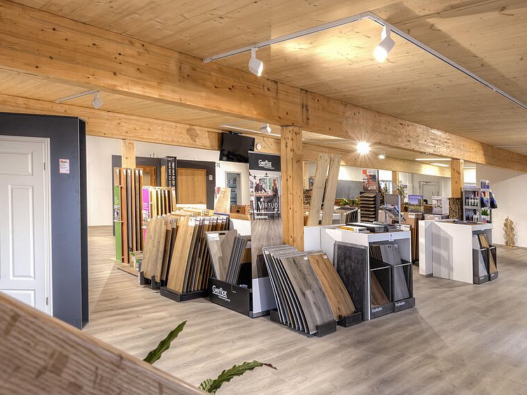  Showroom bei Schwabenholz in Mertingen mit einer Auswahl an Bodenbelägen wie Parkett, Vinyl und Designböden in Musterständern.
